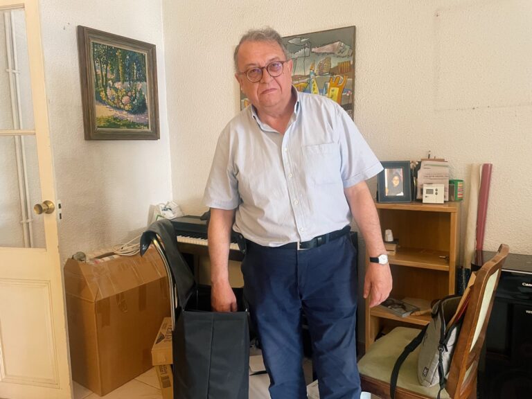 En Barcelona, ​​este francoespañol de 65 años expulsado por la fiebre inmobiliaria