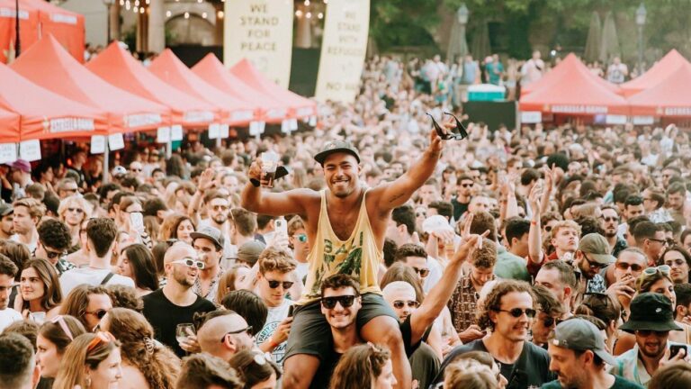 Perderse una velada: la enfermiza ansiedad de los expatriados barceloneses