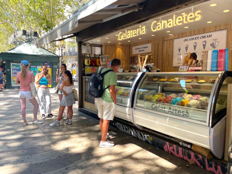 Rambla de Barcelona: heladerías y tiendas de souvenirs a punto de cerrar
