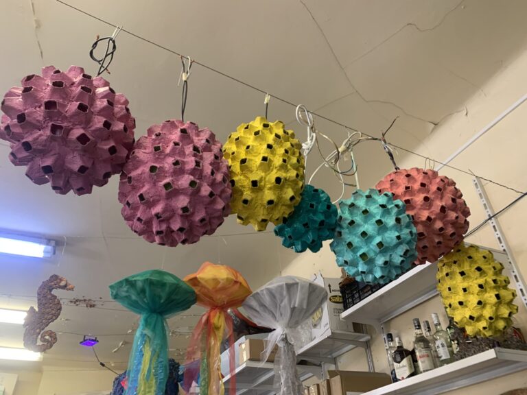 En el centro de los preparativos de las fiestas de Gràcia, el fruto de un largo trabajo