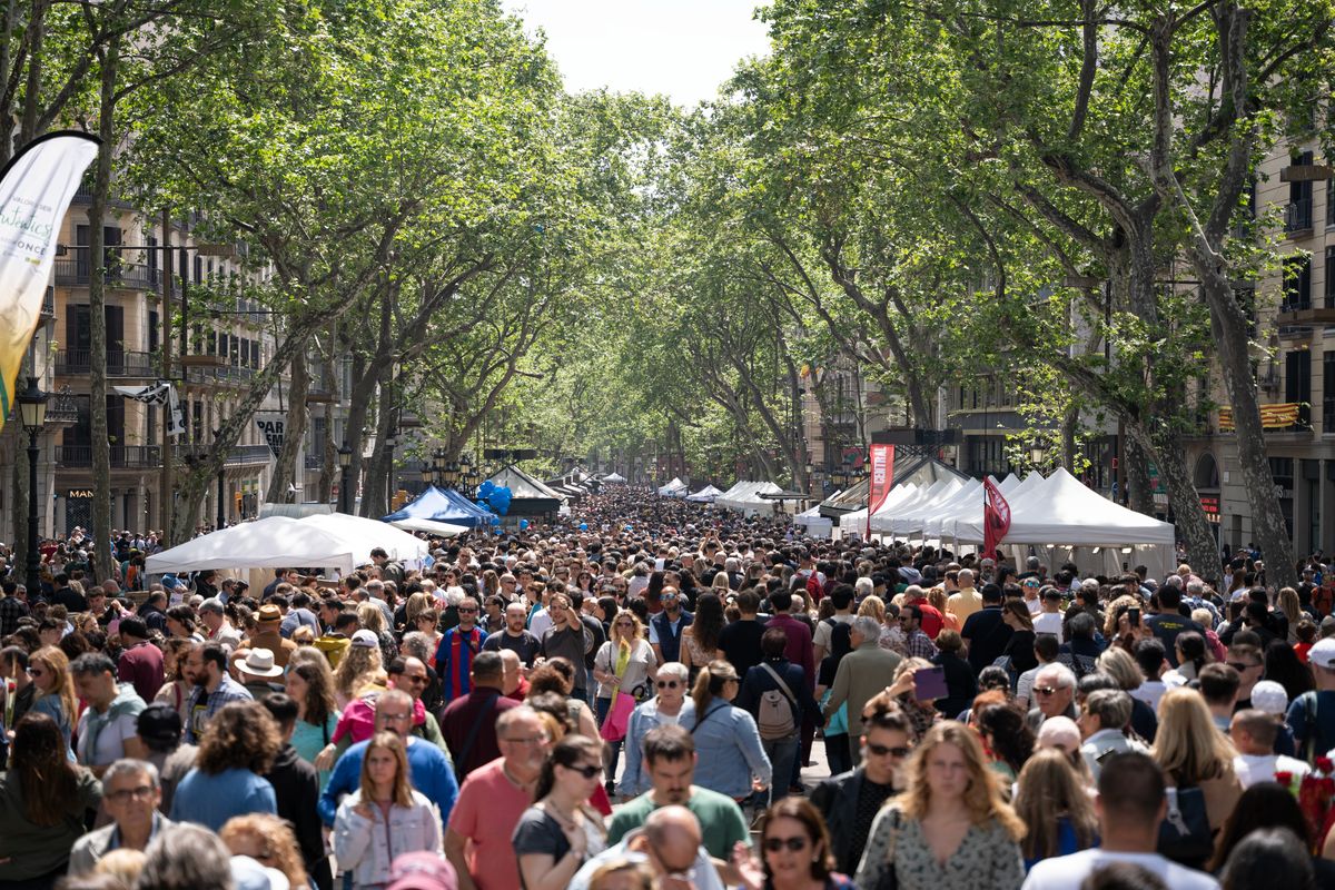 gente caminando por la rambla entre el