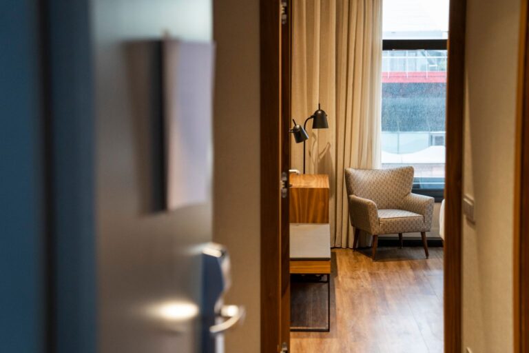 Controles de identidad reforzados para alquilar alojamiento o un coche en España