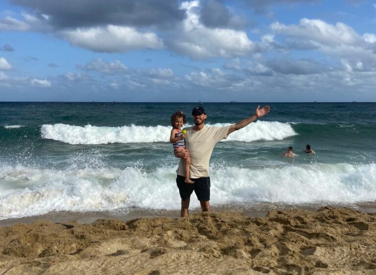 Dejarlo todo para vivir en Barcelona: la aventura de Tamara, Anthony y Théa