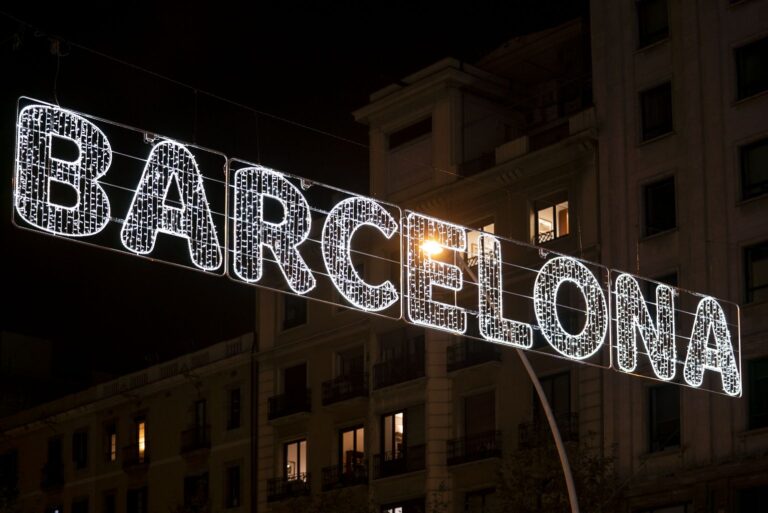 Barcelona instala su iluminación navideña