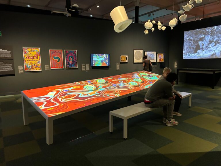 En el CaixaForum de Barcelona, ​​una inmersión encantada con Alicia en el país de las maravillas