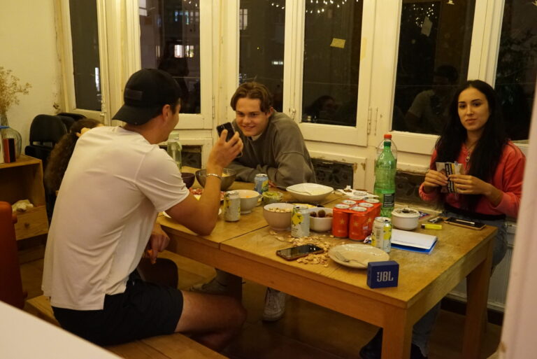 En la intimidad de un compañero de piso XL en Barcelona: caos y amistad