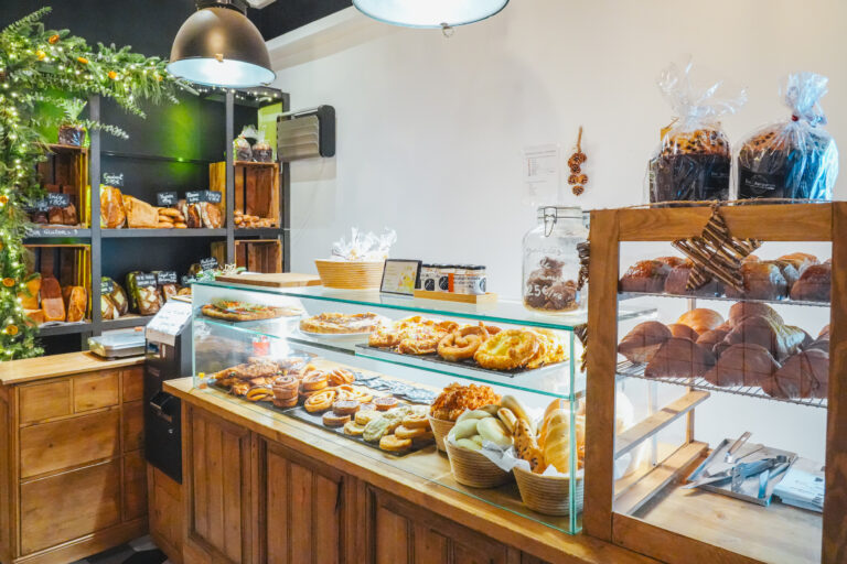 En Barcelona, ​​una panadería francesa crea troncos de Navidad artesanales y sabrosos