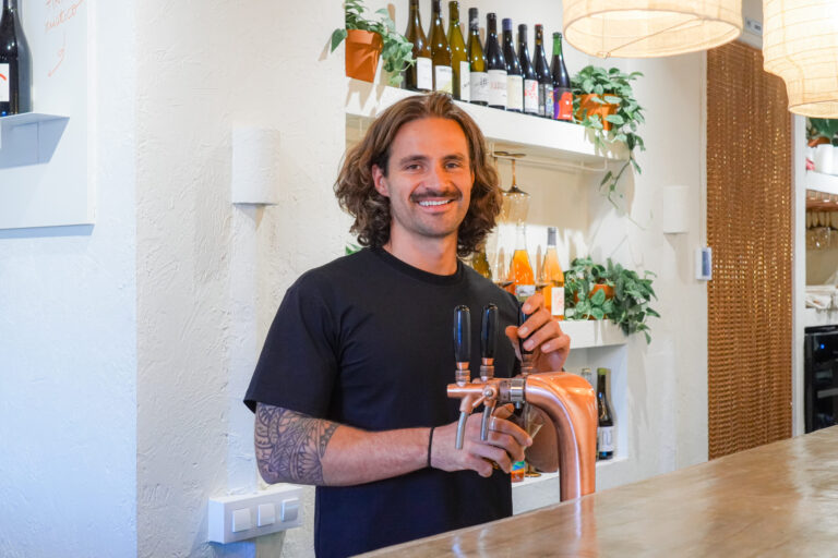 En Barcelona, ​​vinos naturales, tapas y quesos en un nuevo restaurante