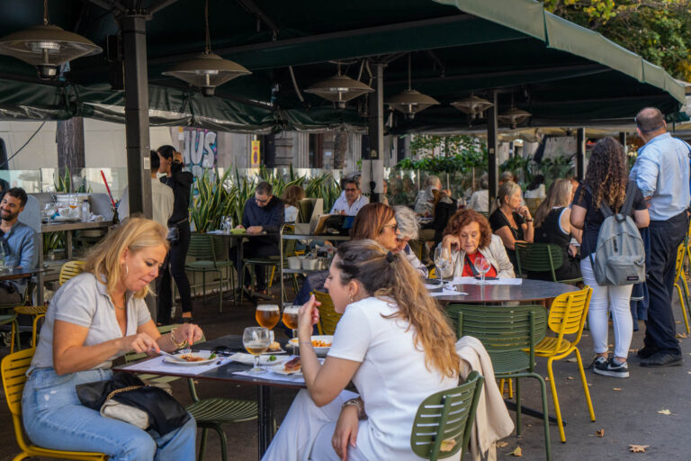 Un pie en Barcelona, ​​un pie en Francia: el dilema de estos franceses