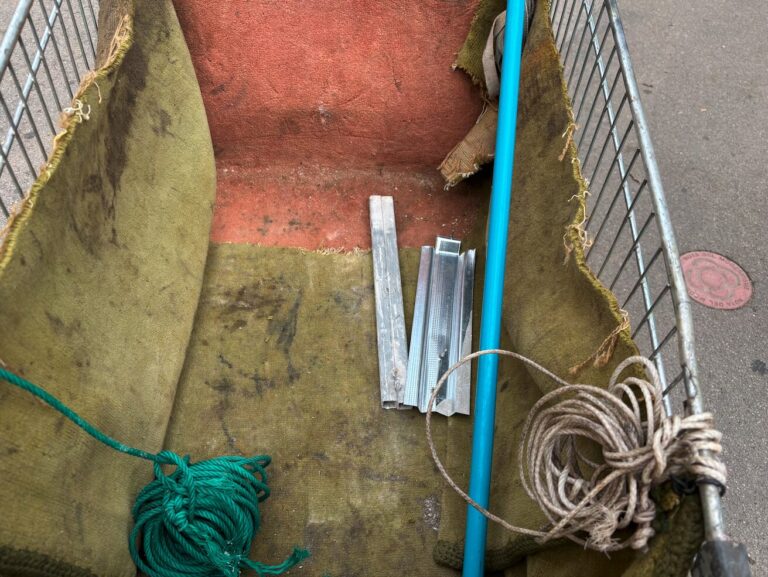 Encontrar hierro para sobrevivir: la vida de estos inmigrantes en Barcelona