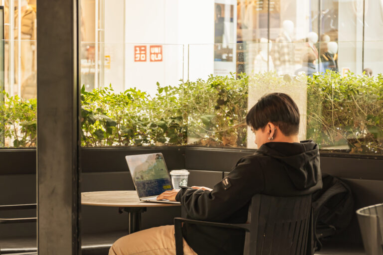 2.400 euros netos a 23: El buen plan de la vida en España