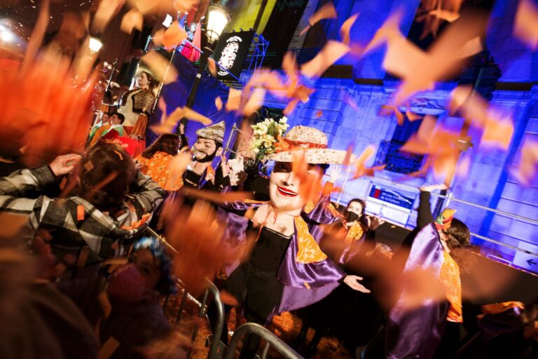 Carnaval 2025 en Barcelona: desfiles, espectáculos, confeti y una historia de sardinas