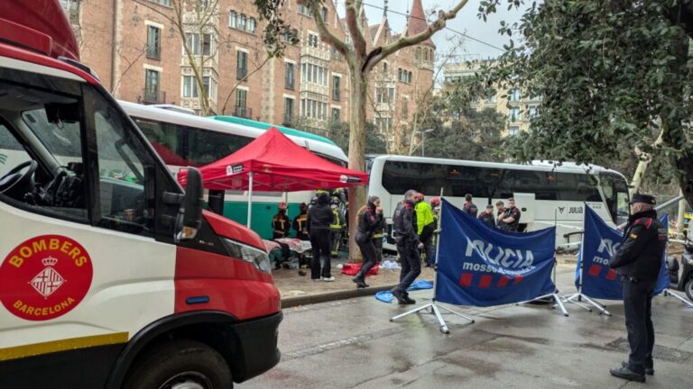 Colisión entre dos autobuses en el centro de Barcelona: docenas de heridos incluyendo 4 serios