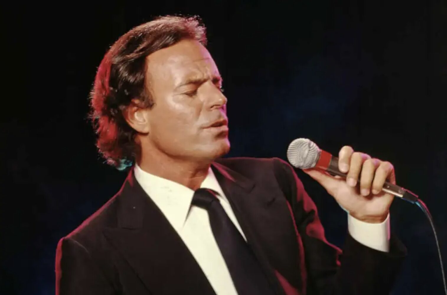 Equinox Barcelona Julio Iglesias
