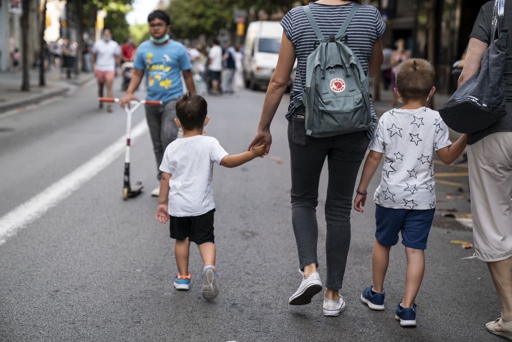 Niños Familia Porter Rue Barcelona Foto caminata Mariona Gil Ajuntament