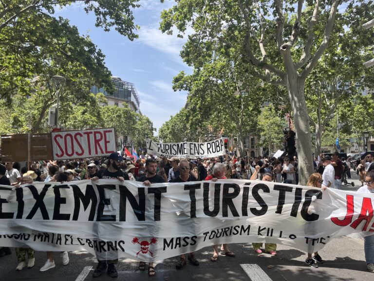 «Roban nuestra ciudad»: Barcelonans luchando contra turistas y expatriados