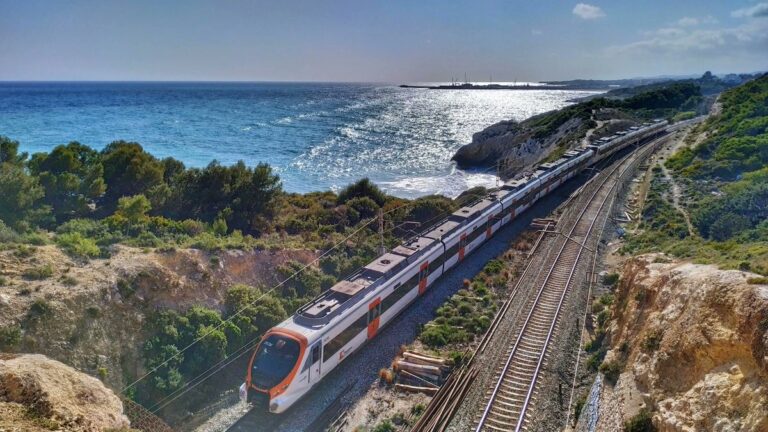 Trenes en Barcelona: la ola de calor y la inseguridad lideran el verano de los viajeros