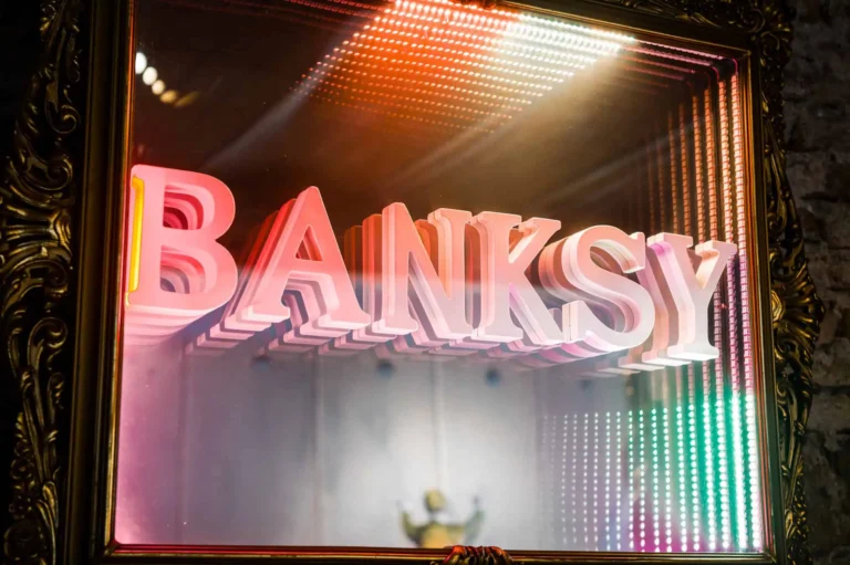 Barcelona: noche especial en el Museo de Banksy para Mercè y una caída cultural comprometida