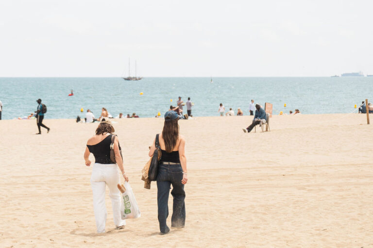 «Gano 1.300 € con un BAC+5»: estos franceses que eligen Barcelona a pesar de todo