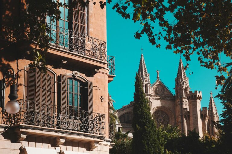Ante la revuelta de las grandes ciudades, Airbnb apuesta por los pueblos españoles