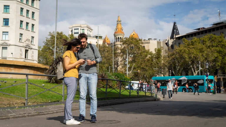 Desempleo, RSA, asistencia social: cómo Francia rastrea a los estafadores expatriados