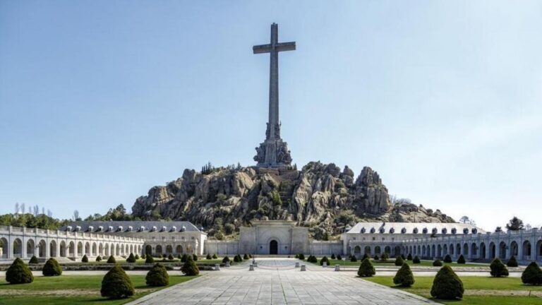 Por qué Franco todavía posee la Legión de Honor francesa