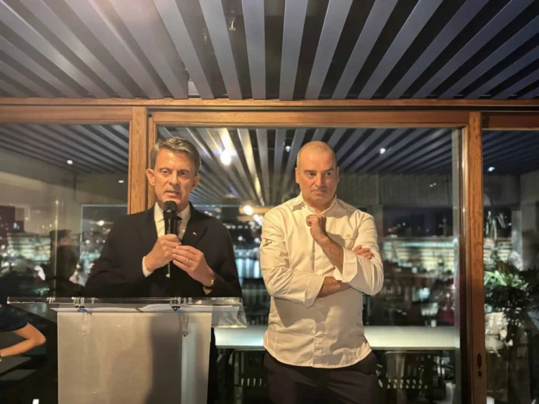 (VÍDEO) El chef estrella de Barcelona, ​​Romain Fornell, recibe la Legión de Honor