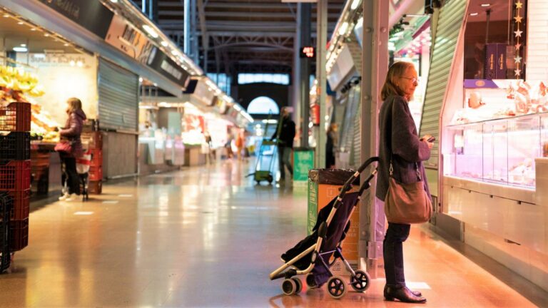 Compras a mitad de precio: por qué estos franceses cruzan la frontera para comprar en España