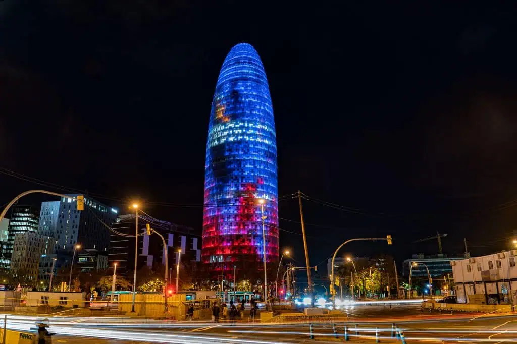 torre glorias iluminada i vista de
