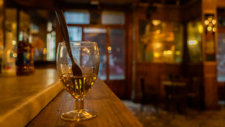 (PODCAST) Una noche con Hemingway en Marsella, el bar más antiguo de Barcelona