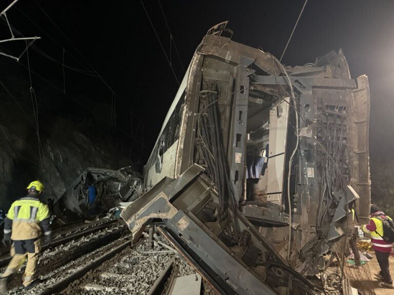 (EN VIVO) Al menos 39 muertos en accidente de TGV en el sur de España