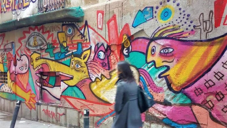 Torso desnudo, pipí de perro, disfraces cuestionables: lo que te costará caro en Barcelona en 2026