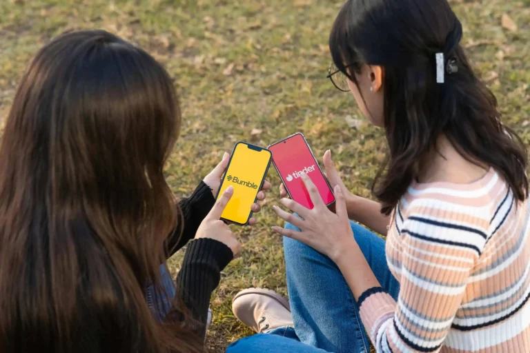 Agotados por Tinder, los solteros de Barcelona reinventan las citas