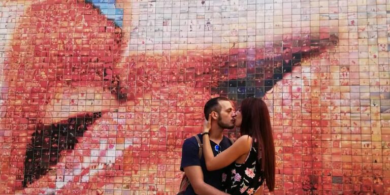 El mosaico del beso barcelonés y sus mil caras