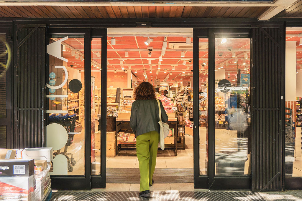 mujer entra al supermercado Clémentine Laurent