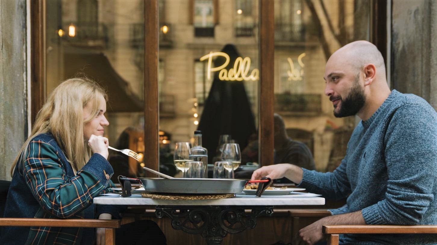 Cenar gastronomía cocina paella pareja jóvenes restaurante terraza bar Foto Clara Soler Chopo Ajuntament