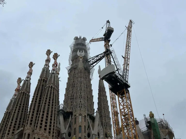 ¿La tormenta torció la Sagrada Familia?