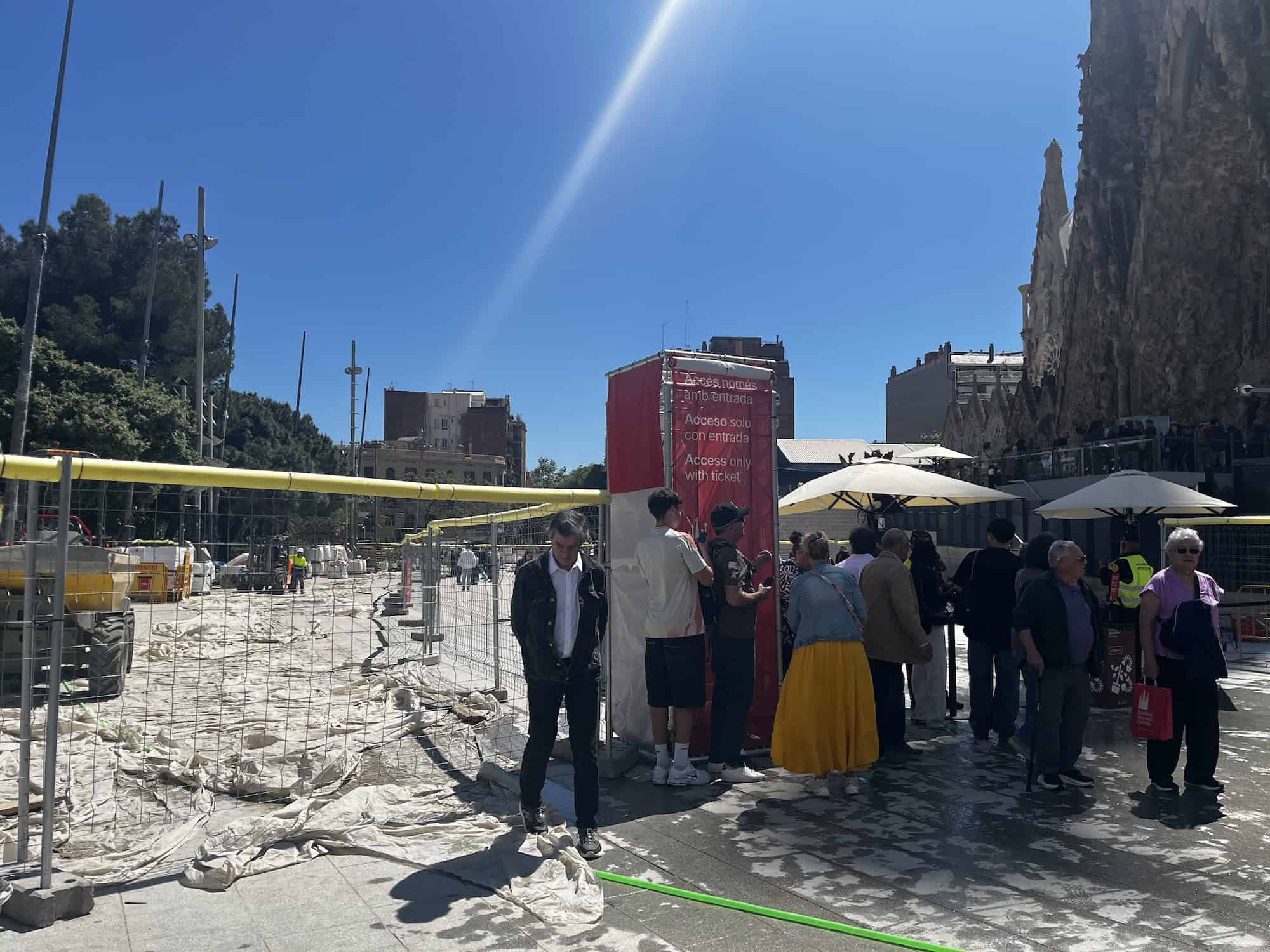 trabaja en plaza sagrada familia