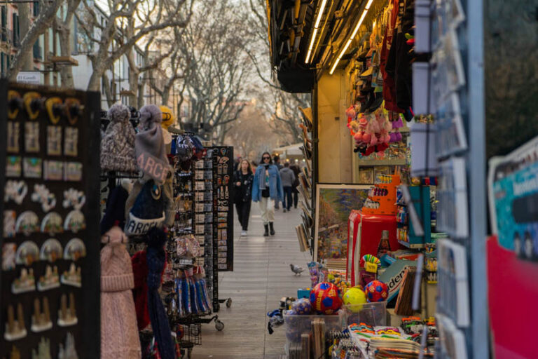 Los floristas históricos de Barcelona abandonan La Rambla