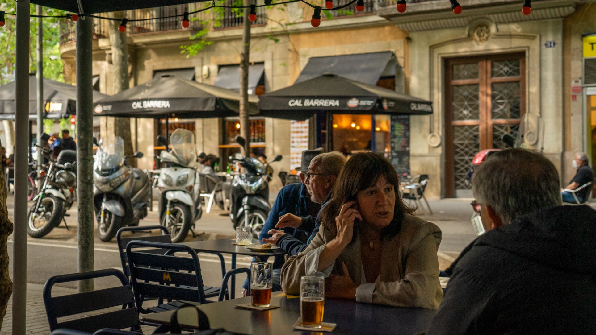 ¿Por qué los españoles comen tan tarde? 2 terraza de barcelona