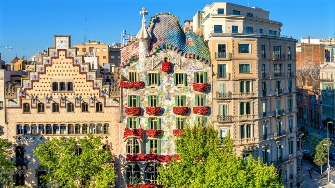 Vista de las famosas casas de Gaudí en Barcelona, ​​con su arquitectura única y colorida, ubicadas en el distrito del Eixample, emblemático del modernismo catalán.