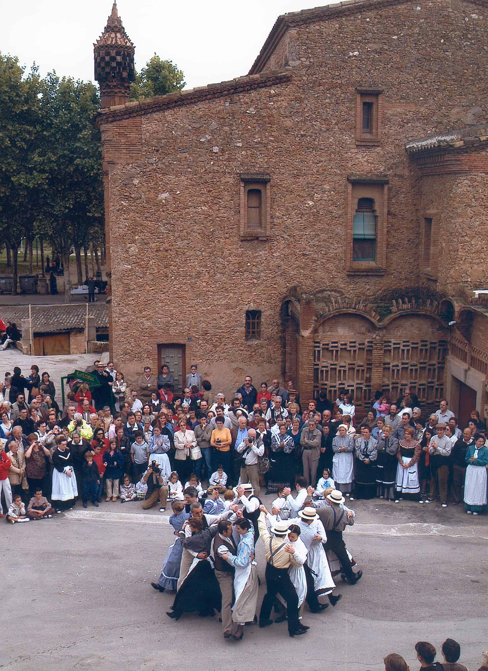 Colonia Güell: la historia olvidada de la ciudad obrera de Gaudí 11 festival gaudí güell cataluña