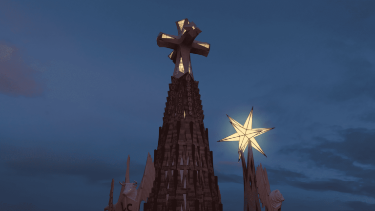 Cruz de la Sagrada Familia iluminada de noche, símbolo religioso icónico de Barcelona, ​​como preparación para la iluminación especial.