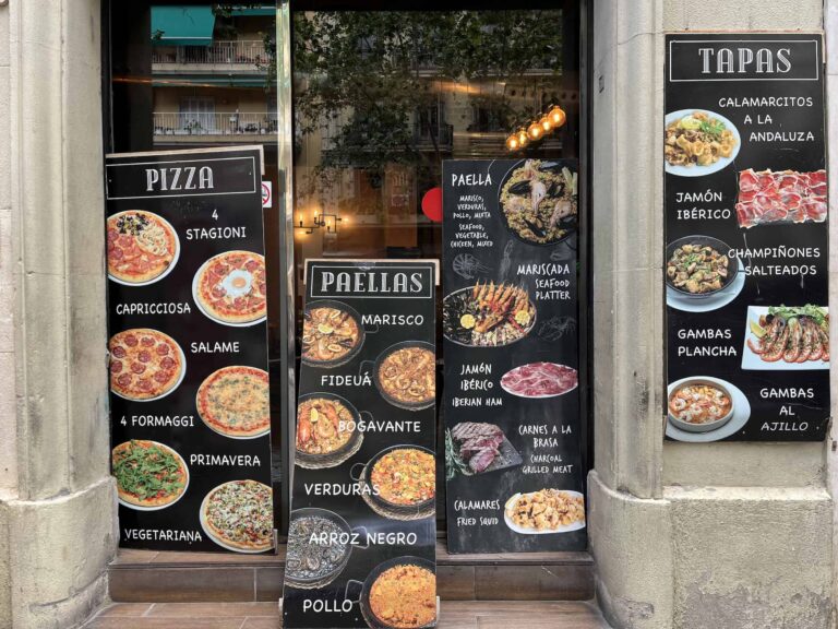 Restaurantes con balcón que ofrecen platos tradicionales españoles como paella, jamón ibérico, gambas y salteados de champiñones.