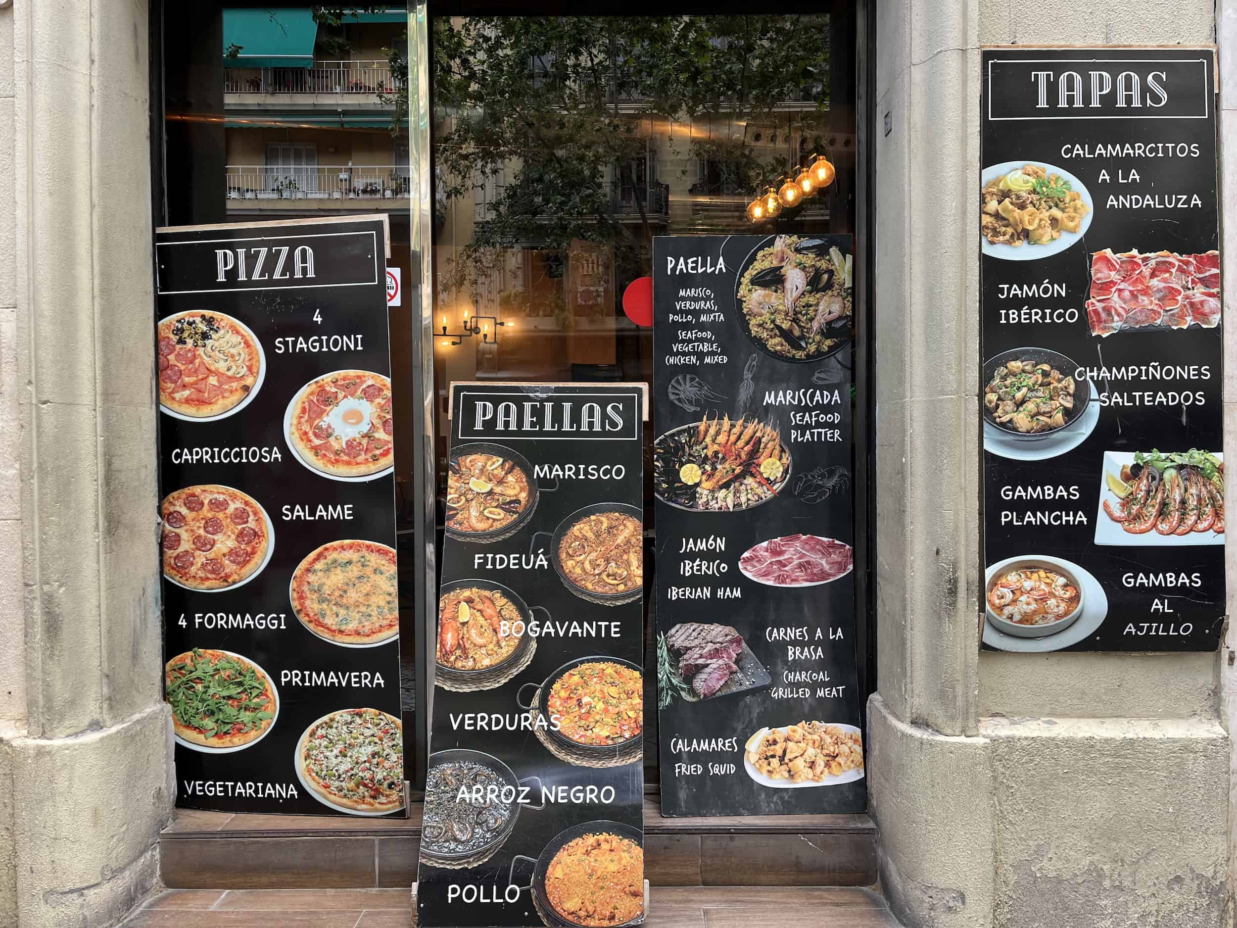 Restaurantes con balcón que ofrecen platos tradicionales españoles como paella, jamón ibérico, gambas y salteados de champiñones.