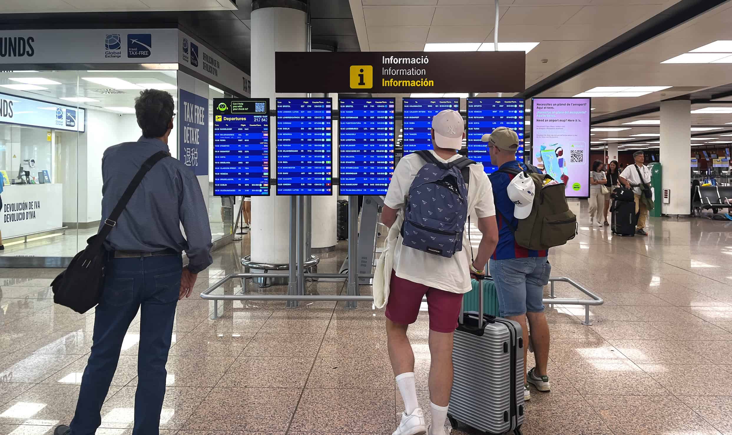 turistas aeropuerto de barcelona - foto achamerois