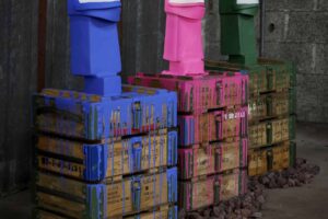 Cajas de municiones transformadas en obras de arte: la exposición de la artista francesa Marie Puybaraud en Barcelona