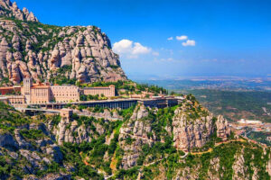 Escapada a Montserrat, paseos y vistas majestuosas a una hora de Barcelona