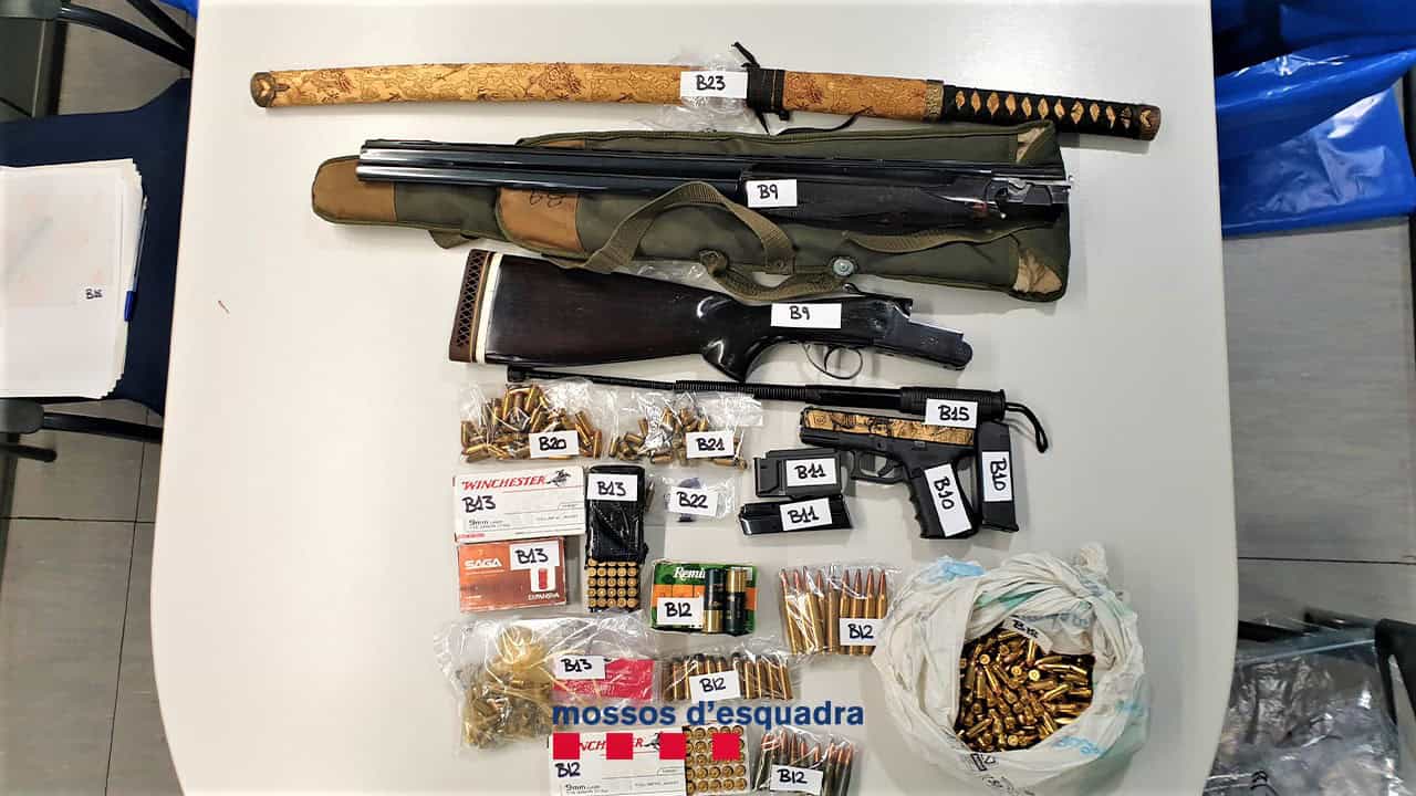 Armas de fuego, municiones y drogas incautadas en una operación contra bandas armadas en Cataluña.