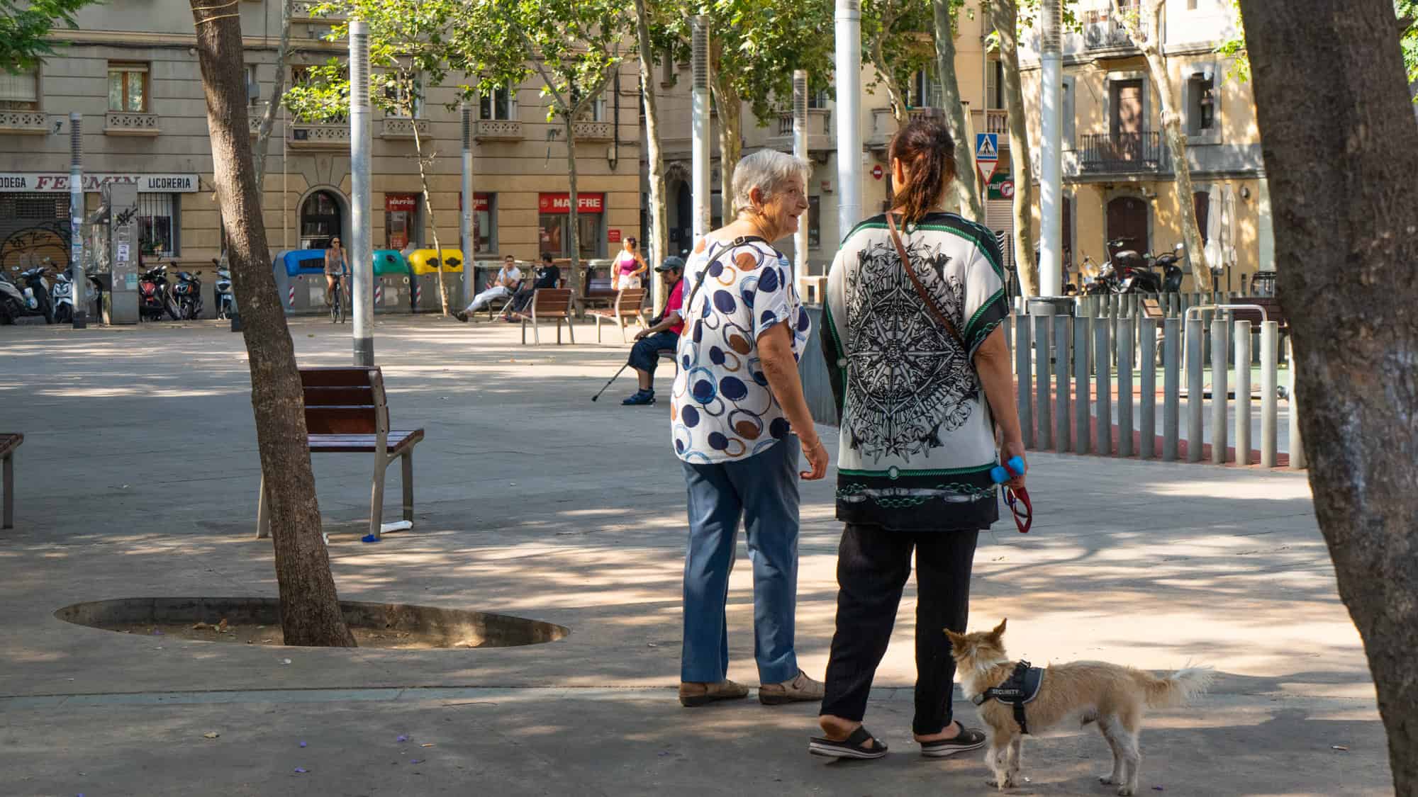 Traer a España a padres jubilados: salud, dependencia, costes, riesgos a evitar 2 Gente gente mayor calle charla discutir Barceloneta vecinos vecinos Foto Clementine Laurent